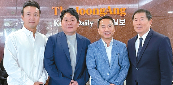 치맥 페스트는 치맥-페스트 LLA가 주최하고 아주투어가 협력사로 지원한다. 왼쪽부터 대니얼 최 링크원 부사장, 이주헌 참컴USA CMO, 정정삼 아주투어 부사장, 스티브 조 아주투어 전무. 