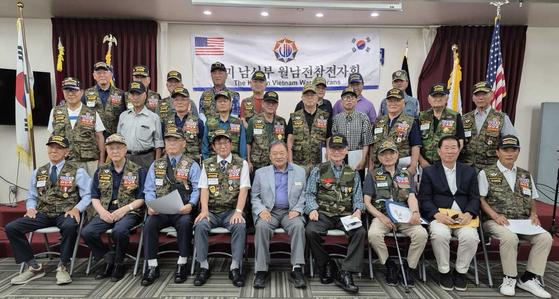 월남전참전자회 미 남서부지회 회원들이 한자리에 모였다. 맨 앞줄 왼쪽에서 네 번째가 김기태 회장. 김 회장 오른쪽이 섀런 쿼크-실바 의원의 감사장을 전달한 박동우 수석보좌관. [남서부지회 제공]