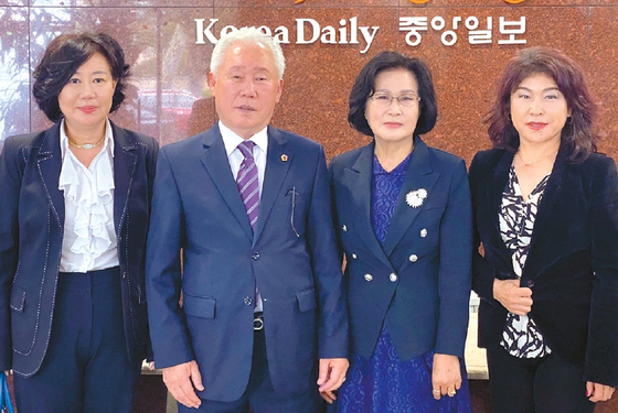 대한인국민회 기념재단이 광복 80주년 그림 공모전을 진행한다. 왼쪽부터 제니퍼 최 부이사장·권영신 상임고문·클라라 원 이사장·수잔 한 서기이사.