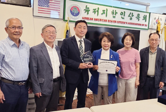 뉴욕 총영사관 임수용 영사는 이임을 앞두고 지난 23일 뉴저지 한인 상록회를 방문했다. 상록회는 임 영사가 그동안 미주 한인동포들을 위해 헌신적으로 봉사한 데 대한 감사패와 감사장을 전달했다.  [뉴저지한인상록회]