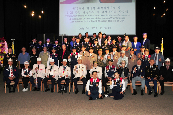 72주년 한국전 휴전협정 기념 및 6·25 참전유공자회 미 남서부지회 창설식 참석자들이 한자리에 모였다. 앞에서 두 번째 줄 왼쪽에서 여섯 번째가 이승해 6·25 참전유공자회 미 남서부지회 초대 회장, 열 번째가 박굉정 재향군인회 미 남서부지회장. [재향군인회 미 남서부지회 제공] 
