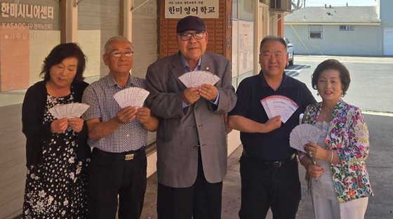 박만순(가운데) 수석부회장, 양현숙(맨 오른쪽) 이사장 등 OC한미시니어센터 관계자들이 30일부터 배포할 에인절스 코리안 헤리티지 나이트 경기 티켓을 보여주고 있다.