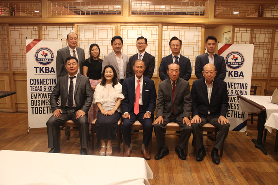텍사스 한국 경제인협회가 지난 17일 전직 회장단 상견례를 갖고 협회 운영방안에 대해 논의했다.