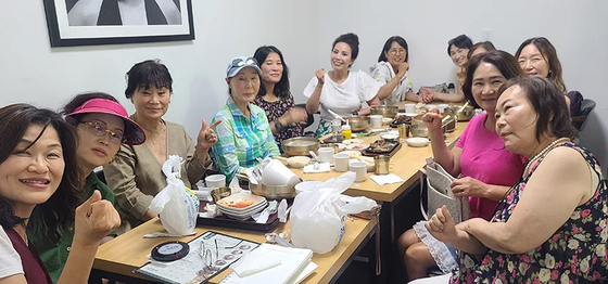 포트워스 한국여성회 회원들이 지난 21일 가진 모임에서 1,000 달러의 성금을 모금해 커빌 홍수 피해 유가족과 이재민들을 위해 전달했다.
