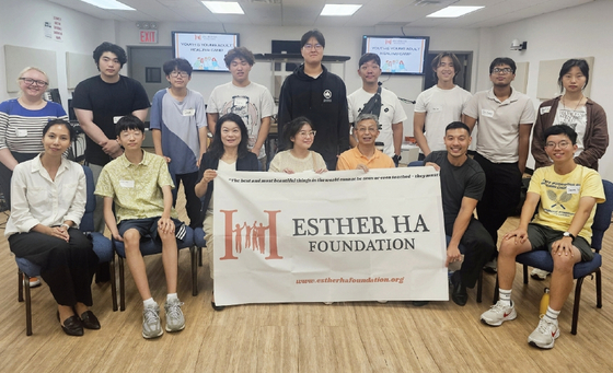 에스더하재단은 7월 25~26일 양일간 후러싱제일교회 비전센터에서 청소년과 청년들을 대상으로 그룹상담 프로그램인 ‘힐링캠프’를 진행했다. 총 21명이 참여해 고민을 나누고 심리적 문제 해결을 위한 소통과 공감을 나누며 유익한 시간을 가졌다.  [에스더하재단]