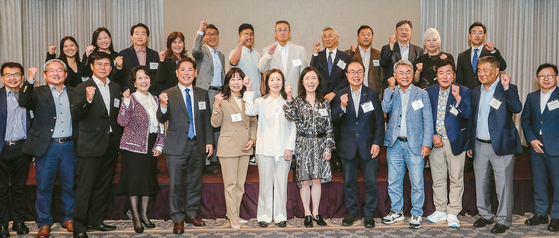 옥스포드 팔레스 호텔에서 24일 열린 한미재단(KAF) ‘파운더스 서클’ 행사 참석자들이 기념 촬영을 하고 있다.  김상진 기자