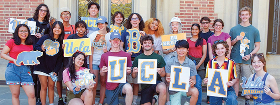 지난해 UCLA 신입생들이 오리엔테이션을 마치고 학교 배너를 들고 기념촬영을 했다.  [UCLA 홈페이지 캡처]