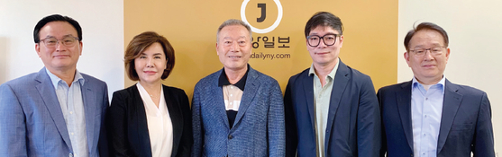 28일 뉴욕중앙일보를 방문한 미주한인상공회의소총연합회 30대 임원진들. 왼쪽부터 정승화 상임이사, 김미경 이사장, 황병구 총회장, 최연철 사무총장, 김성진 운영위원장.