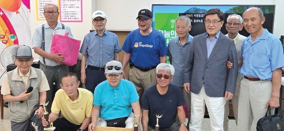 스태튼아일랜드 성인데이케어센터는 치매예방과 행복한 취미생활을 위해 제1회 장수바둑대회를 개최했다. 지난 3개월간 예선 리그 28회, 본선 6회, 그리고 7월 26일 결승전 대작 결과 장수왕, 우수상, 준우수상, 장려상 총 8명에게 트로피와 기념품을 증정하고, 아울러 7월 생일을 맞이한 8명에 대한 축하잔치로 즐거운 하루를 보냈다.  [스태튼아일랜드 성인데이케어센터]