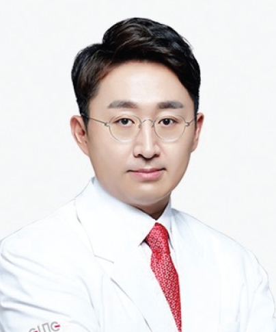 성형외과 전문의 이영진 원장은 2만 건 이상 시술을 집도한 전문가로 유명하다.
