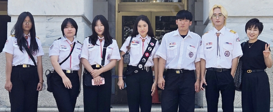 리더십 교육에 참가한 학생들이 연방 의원 회관인 롱워스 빌딩 앞에서 사진 촬영을 했다. [화랑청소년재단 제공]