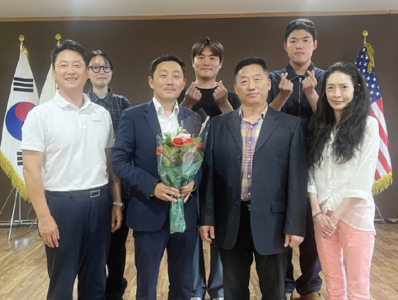 뉴욕한인회는 30일 주뉴욕총영사관 민원실장 및 동포담당 영사로 재직해 온 임수용 영사를 위한 송별회를 개최했다. 한인회는 지난 3년간 뉴욕한인단체들의 행사 지원 및 한인사회를 위해 노력을 아끼지 않은 임 영사의 노고를 치하하고, 꽃다발과 함께 넥타이를 선물했다. 앞줄 왼쪽부터 김기용 사무총장, 임수용 영사, 이명석 회장, 이오비 사무차장.  [뉴욕한인회]