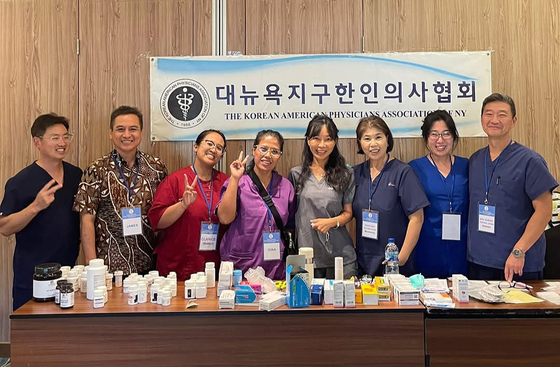 뉴욕한인의사협회(KAMPANY) 소속 Hyun Joon Lee(가정의학과), Pan Ko(감염내과), Samuel Bae(소화기내과), Grace Park(외과), John Kim(안과) 등 의사 5명은 지난달 22일부터 24일까지 인도네시아 보고르에서 의료 봉사를 진행했다. 의료진은 현지 목회자, 선교사, 가족 및 노동자 329명을 대상으로 진료, 약품 제공, 초음파 진단, 안과 검진, 백신 접종과 당뇨·고혈압·간 질환 등 진단과 초기 치료를 제공했다. [뉴욕한인의사협회] 