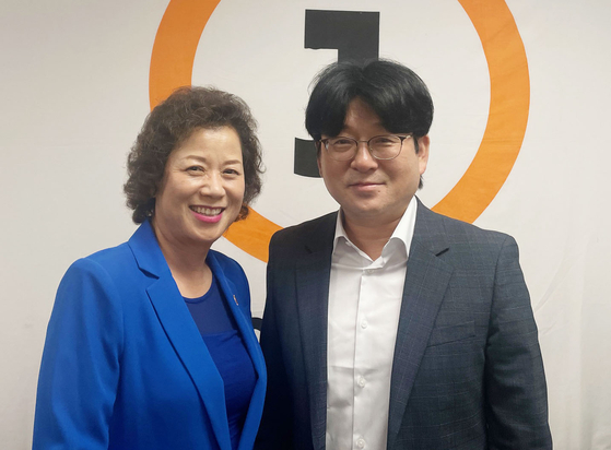 6일 중앙일보를 방문한 안동병원 오흥석(오른쪽) 팀장과 제니 리 시카고 상공회의소 회장.