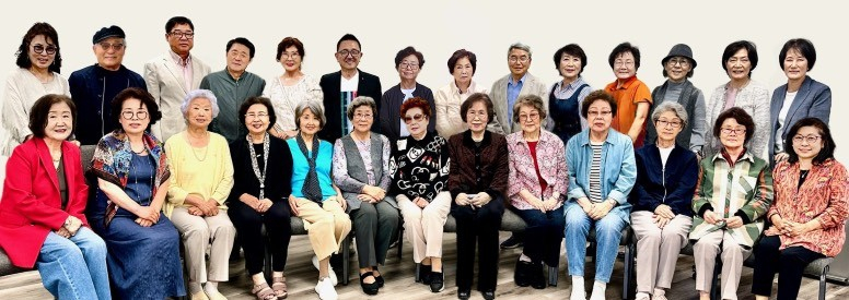 내달 2일부터 전시회를 여는 프렌즈파인아트 회원들이 한자리에 모였다. 뒷줄 왼쪽에서 다섯 번째가 제시카 이 회장. [프렌즈파인아트 제공]
