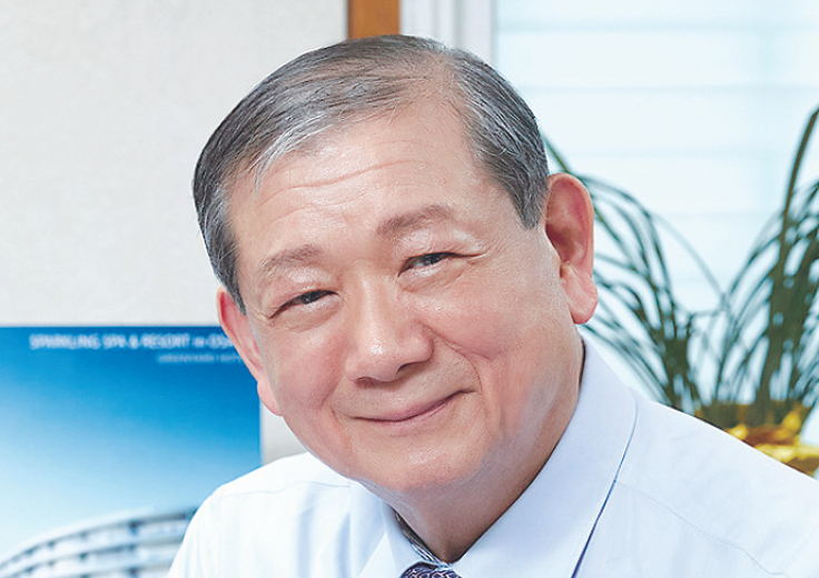  이종균 이사장이 송도병원 집무실에서 기념촬영을 했다. [시니어 매거진 브라보마이라이프 제공]