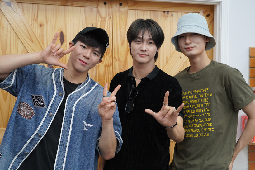 (왼쪽부터) 빅오션의 멤버 이찬연, 박현진, 김지석. 엄지, 검지, 새끼손가락을 올려 ‘사랑해요’의 뜻을 담은 미국 수어를 표현하고 있다.