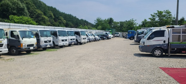 [시민 누구나 정당한권리로 이용해야하는 옥외주차장에 오로지 용마사업의 폐기물, 음식물쓰레기 차량들만 주차되어 있는 모습]