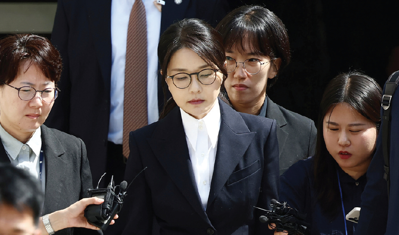 윤석열 전 대통령 부인 김건희 여사(가운데)가 12일 오후 서울 서초구 서울중앙지법에서 열린 구속 전 피의자 심문(영장실질심사)를 마치고 나오고 있다. [사진 사진공동취재단]