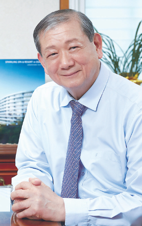 이종균 이사장이 송도병원 집무실에서 기념촬영을 했다. [시니어 매거진 브라보마이라이프 제공]