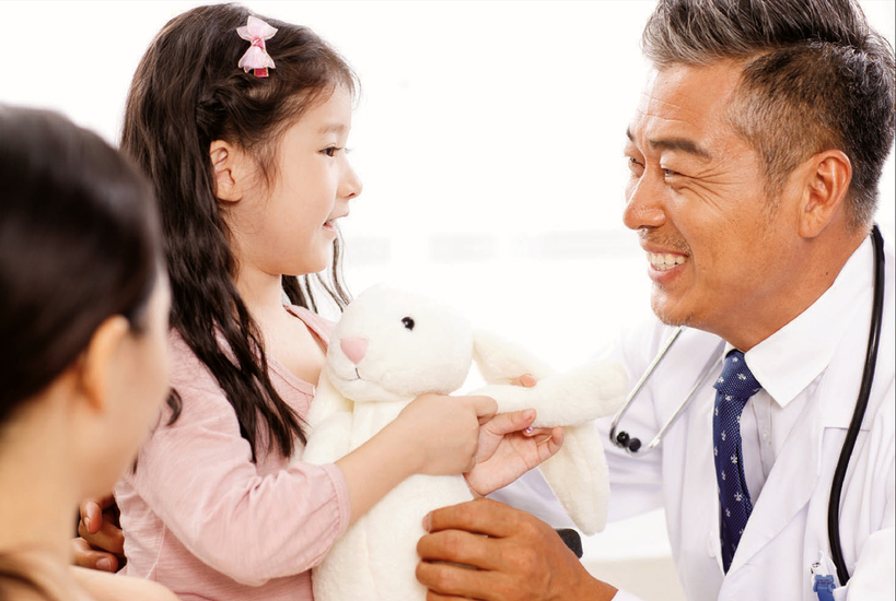 미국의 의료 보험 비용이 치솟고 있는 가운데 크리스천 비영리 의료비 나눔 기관인 'CMM 기독의료상조회(Christian Mutual Med-Aid)'가 효과적인 대안으로 주목을 받고 있다. 사진은 의료진의 환자 진단 모습. [사진 로고스선교회]