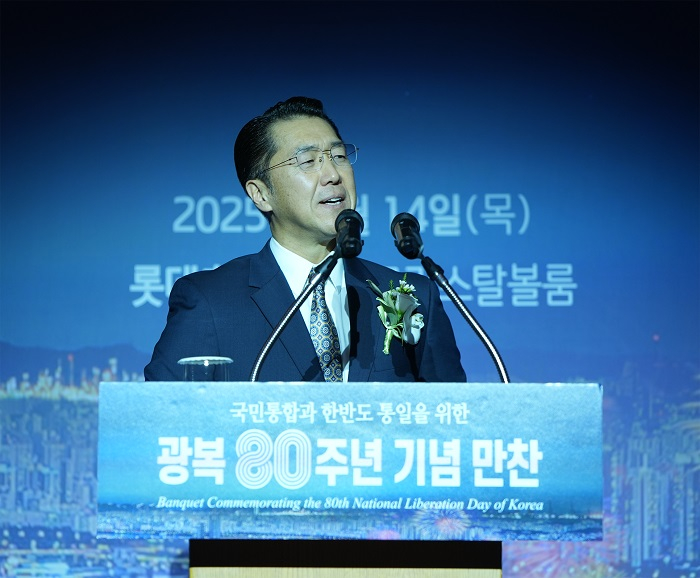 [14일 서울 롯데호텔 크리스탈볼룸에서 열린 국민통합과 한반도 통일을 위한 ‘광복 80주년 기념만찬’에서 문현진 GPF재단 세계의장이 기조연설을 하고 있다]