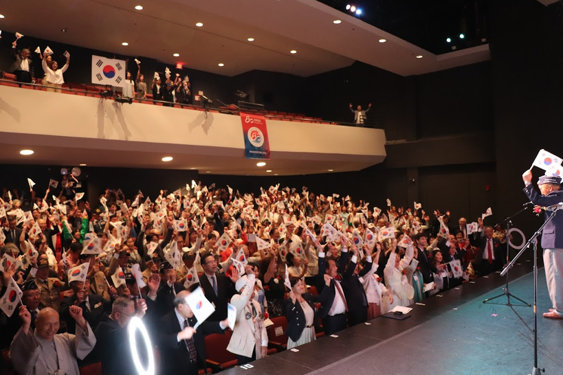 15일 버지니아 노바대학 어니스티 커뮤니티 컬처럴 센터에서 열린 제80주년 광복절 기념식에서 만세삼창을 하고 있다. 