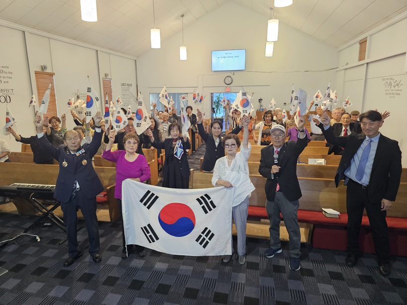 버지니아 코너스톤교회서 열린 광복절 경축식서 참석자들이 태극기를 흔들고 있다.