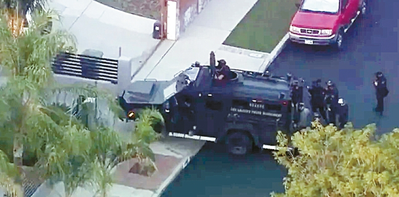 18일 새벽, LAPD SWAT팀이 알레타의 한 주택 앞에서 무장 용의자와 대치했다. 용의자는 다수의 총기를 소지한 채 10시간 넘게 집에서 경찰과 대치했으며, 이날 오전 11시경 체포됐다. [KTLA캡처]