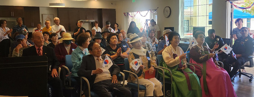 부에나파크의 오차드 뷰 가든 시니어 아파트에서 열린 광복절 기념식 참석자들이 축하 공연을 즐기고 있다. [김정국 은퇴 목사 제공]