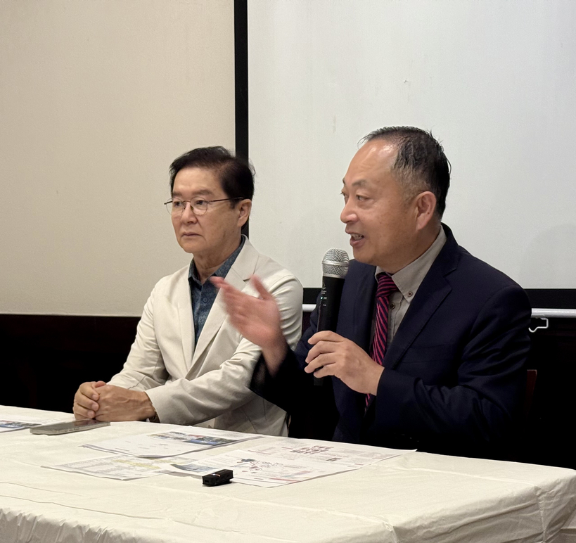 썬 박 옥타 애틀랜타 지회장(오른쪽)이 박형권 동남부회장과 함께 스타트업대회를 설명하고 있다. 