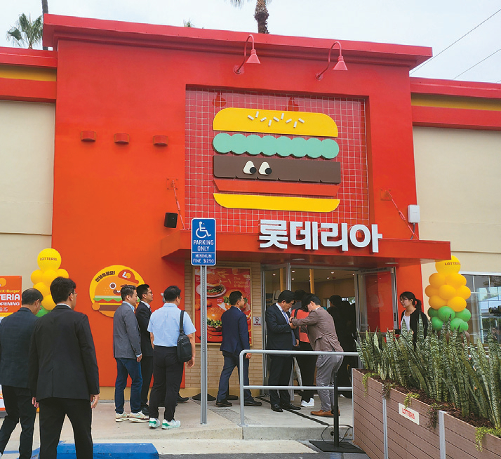 지난 14일 오픈한 롯데리아 풀러턴점. 최인성 기자 