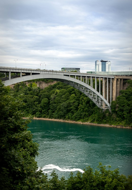 나이아가라폴스 시에 위치해 캐나다와 미국의 국경을 잇는 레인보우 브릿지(Rainbow International Bridge). [언스플래쉬 @something_else]