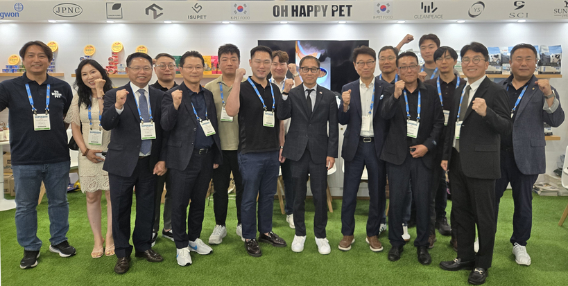 프레드 정(왼쪽에서 9번째) 풀러턴 시장이 수퍼 주에 참가한 동원그룹, 오 해피 펫 관계자들과 함께 파이팅을 외치고 있다. [풀러턴 시장실 제공]    