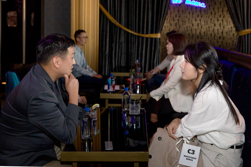 미국 내 대표적인 한인 결혼정보회사인 '듀오 아메리카'는 지난 2일 LA에서 한인 남녀 42명이 참석한 가운데 '스피드 이벤트'를 열었다. 참석자 중 일부는 커플로 이어지는 결실을 맺었다. [사진 듀오 아메리카] 