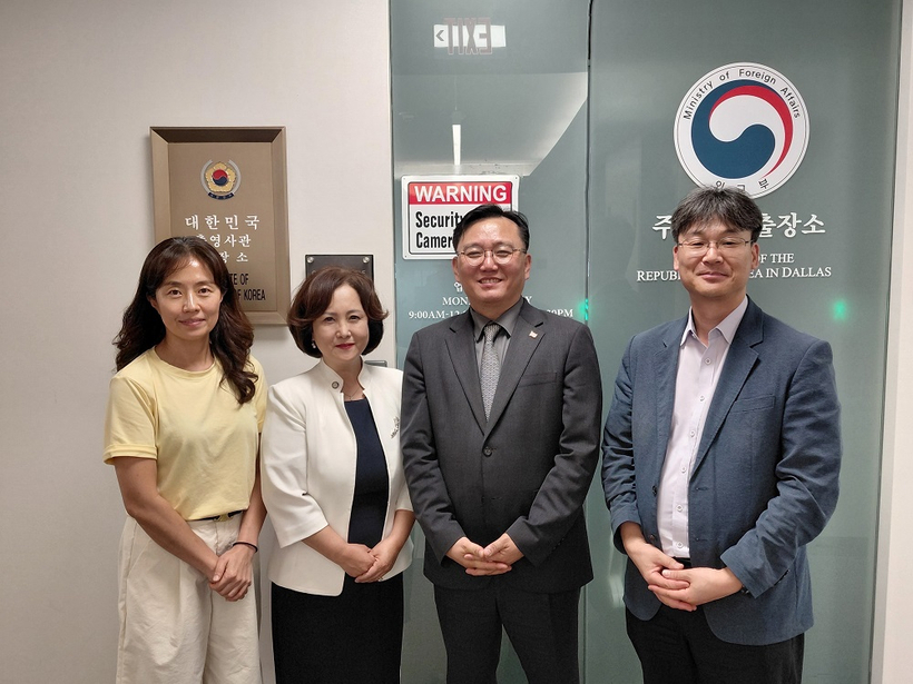(왼쪽부터) 서양지 전 회장, 권예순 총회장, 도광헌 소장, 전창현 영사. 