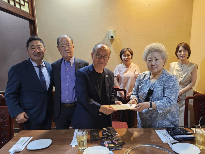 좌로부터 에스더 윤, 린다 한 대표, 김정희, 문일룡 후보, 송재성 총재, 제이 김.