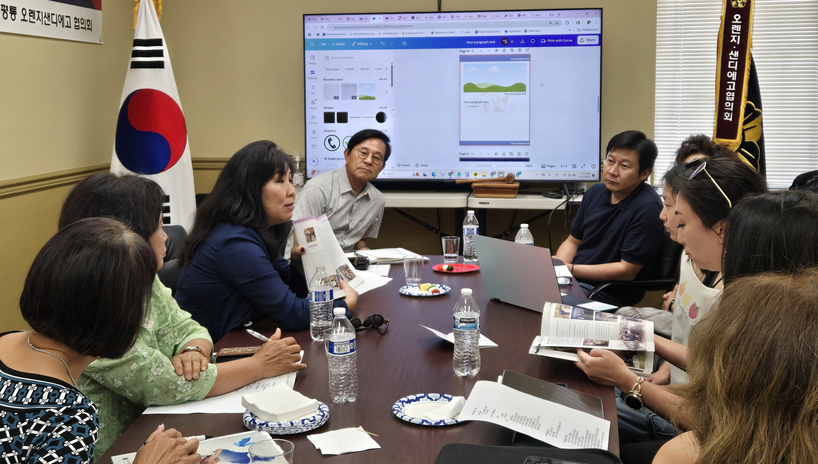 OCSD평통 임원들이 지난 19일 가든그로브 사무실에서 ‘통일로 가는 길’ 책자 마감 회의를 하고 있다. [OCSD평통 제공]
