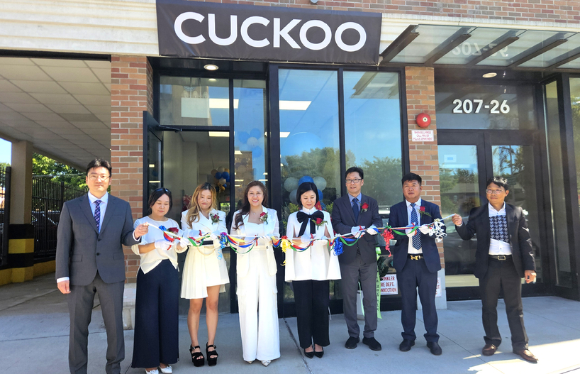 대한민국 대표 종합 가전 브랜드 '쿠쿠(CUCKOO)'는 지난 22일 이재욱 동부총괄본부장(오른쪽 세 번째) 등이 참석한 가운데 뉴욕 베이사이드에 '쿠쿠 브랜드 스토어 6호점'을 오픈했다.