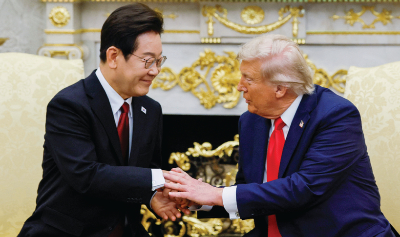 도널드 트럼프 대통령이 25일 백악관 오벌 오피스에서 이재명 대한민국 대통령과 회동해 손을 맞잡고 있다. [로이터]