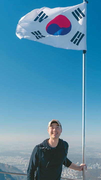 삼각산 정상에 선 타이거 조씨. [타이거 조 링크드 인 캡처]