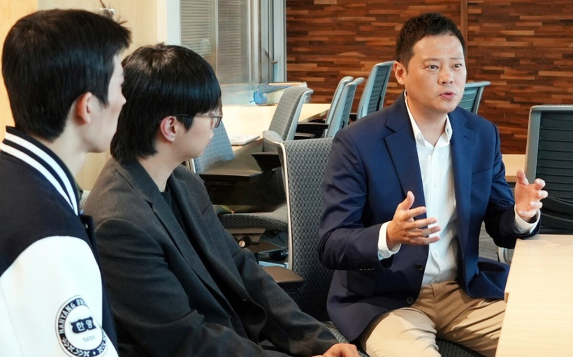 사진=한양대학교 조한준 교수가 인터뷰를 하고 있다.