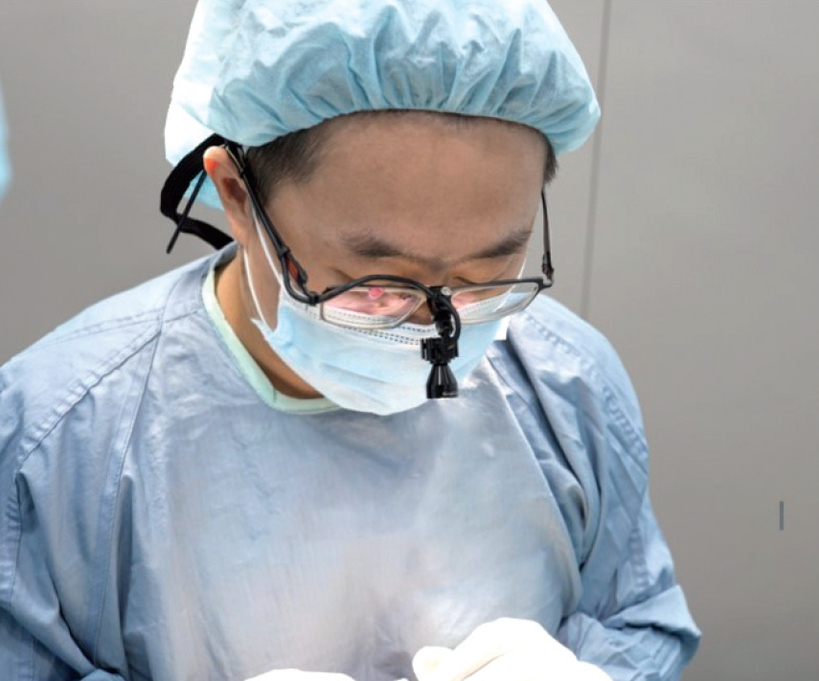 이영진 원장이 딥플레인거상술을 집도하고 있다. [엘리트 성형외과 제공]