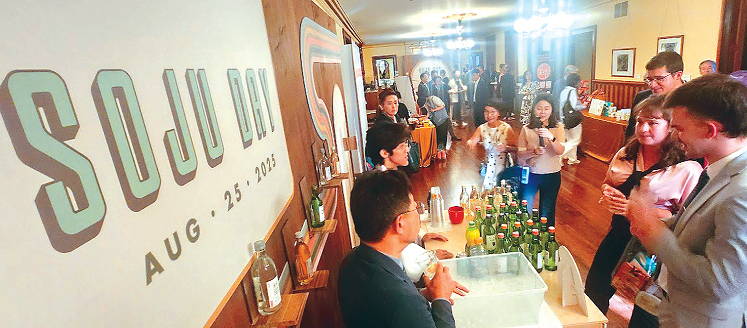 지난 25일 새크라멘토 주의사당 인근 스탠퍼드 맨션 연회장서 열린 소주 시음회에 타인종들의 발길이 이어졌다.