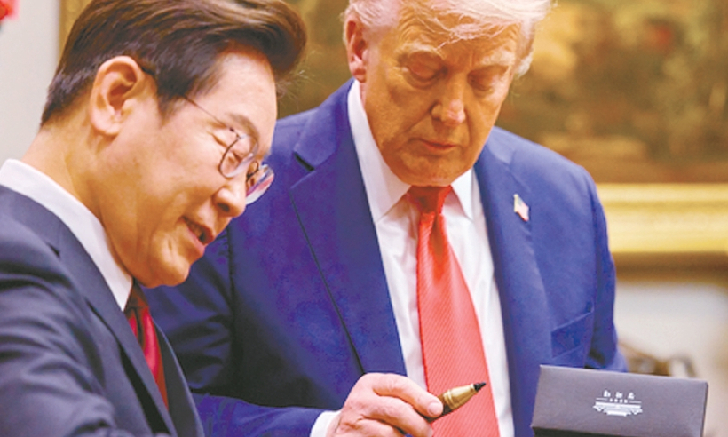 지난 25일 백악관에서 열린 한미 정상회담에서 도널드 트럼프 대통령이 이재명 대통령이 선물한 펜을 유심히 보고 있다. 김현동 기자