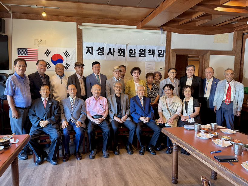 27일 원로회 모임 참석자들이 기념사진을 찍었다.