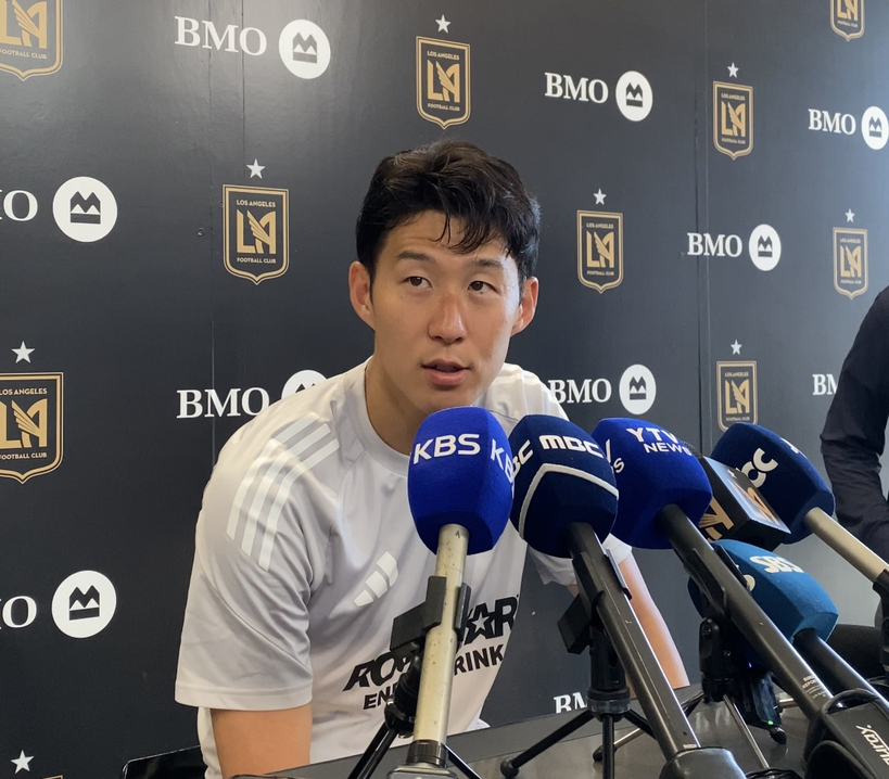 손흥민이 29일 LAFC 퍼포먼스 센터에서 진행된 프리게임 기자회견 중 본지 질의를 듣고 있다.