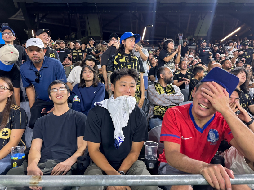 LAFC가 샌디에이고 FC에 1-2로 아쉽게 패했다. 이날 손흥민은 골포스트를 강타하는 등 여러 차례 위협적인 장면을 만들며 분전했지만, 팀의 패배로 빛을 발하지 못했다. 한인 팬들이 LAFC가 패배하자 너무나 아쉬워하고 있다. 