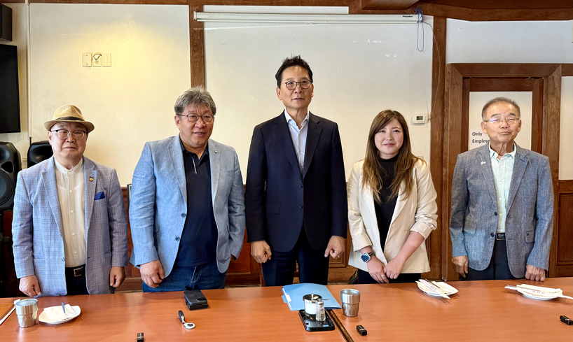 (왼쪽부터) 최병일 자문위원장, 강신범 이사장, 박은석 회장, 구민정 변호사, 김백규 원로회장이 4일 기자회견에 나서 소송 진행상황을 설명하며 한인들의 관심과 지지를 당부했다.