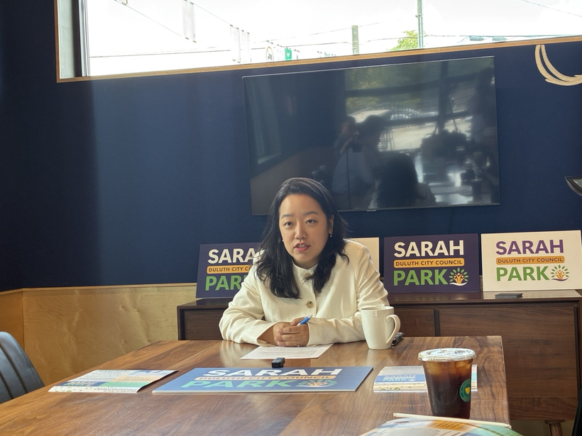 4일 사라 박 둘루스 시의원 후보가 기자회견에서 선거운동 계획을 설명하고 있다.
